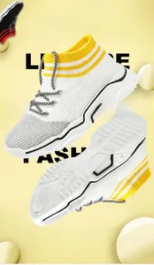 Dettaglio della maglia traspirante e suola in gomma flessibile delle sneaker a calzino