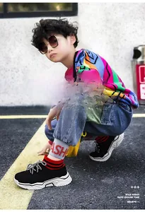 Dettaglio di sneakers a calzino traspiranti per bambini con suole spesse e righe rosse