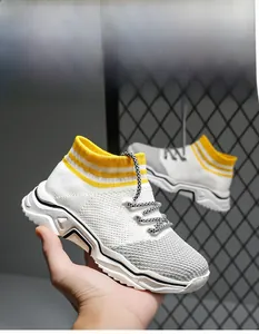 Dettaglio scarpa a calzino per bambini in maglia traspirante con suola flessibile