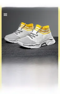 Dettaglio di sneakers a calzino traspiranti per bambini con suole bianche antiscivolo
