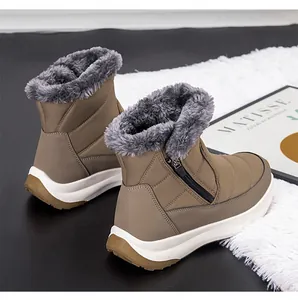 Detailansicht khaki Winterstiefel mit grauem Kunstfellkragen und seitlichem Reißverschluss