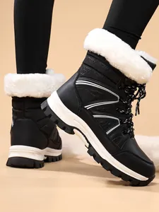 Detailansicht der Damen-Schneestiefel mit warmem Kunstfellfutter und rutschfester Gummisohle