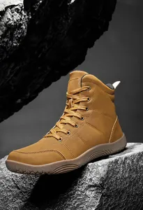 Dettaglio scarpe sportive color cuoio su roccia con suola in gomma antiscivolo e lacci