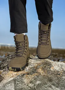 Dettaglio di scarponcini da trekking con punta camouflage e suola in gomma robusta