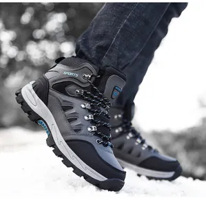 Dettaglio degli scarponi da trekking impermeabili sulla neve con suole antiscivolo