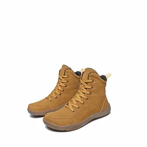 Dettaglio macro delle sneakers alte kaki che mostra microfibra e suola in gomma resistente