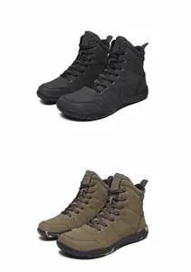 Dettaglio degli stivali tattici alti in nero e verde militare con suole in gomma antiscivolo