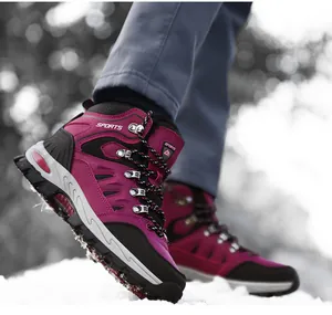 Dettaglio di scarponi da trekking fucsia con suola antiscivolo su neve, scarpe invernali