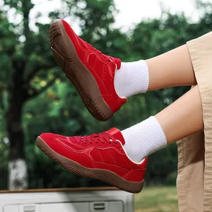 Scarpe da trekking in camoscio rosso con suola in gomma marrone per escursioni all'aperto