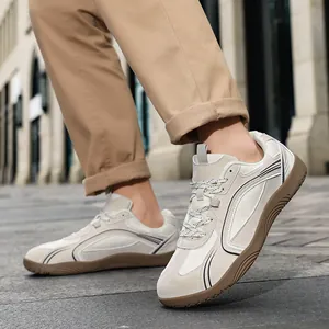 Foto callejera de calzado barefoot de caña alta en color beige con suela de goma antideslizante