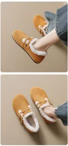 Vue portée de mocassins en daim camel avec doublure en fourrure et boucles dorées