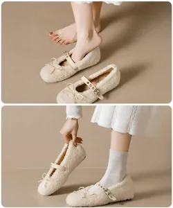 Dettaglio ballerine Mary Jane in pile beige con fiocco e cinturino regolabile fibbia