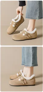Vue détaillée des mocassins en daim kaki avec doublure en fausse fourrure et boucles en métal