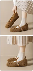 Dettaglio di ballerine Mary Jane marroni in peluche con cinturino e fiocco decorativo