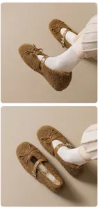 Dettaglio di ballerine Mary Jane in peluche marrone con fiocco e cinturino regolabile