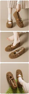 Dettaglio delle scarpe Mary Jane in peluche marrone con fiocco e cinturino in pelle