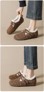 Détails des bottines Birkenstock brunes avec doublure chaude et boucles dorées décoratives