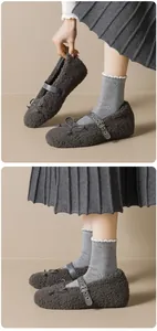 Dettaglio scarpe Mary Jane in pile marrone con fiocco e cinturino in pelle