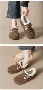 Détail de mules en feutre marron avec doublure polaire chaude et boucle en métal réglable