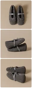Vista dettagliata delle scarpe Mary Jane in peluche grigio scuro con fiocco e cinturino