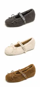 Dettaglio di ballerine Mary Jane in peluche con fiocco e cinturino regolabile in tre colori