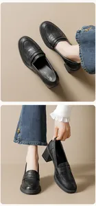 Detail von schwarzen Leder-Loafern mit Blockabsatz, runder Kappe und feiner Textur