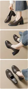 Detailansicht dunkelbrauner High-Heel-Loafer mit dicker schwarzer Sohle und Penny-Steg