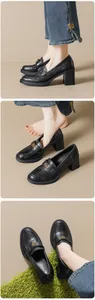 Detailsicht schwarzer Lackleder-Loafer mit Absatz und goldener Vintage-Blumenschnalle