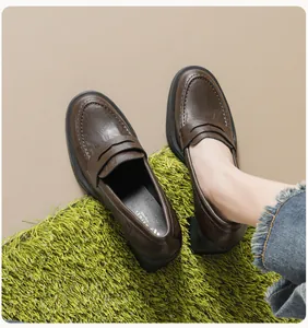 Detailansicht brauner Leder-Loafer mit Plateausohle und klassischer Naht
