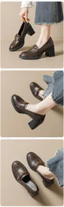 Detailansicht dunkelbrauner Blockabsatz-Loafer mit goldener Blumenschnalle und runder Kappe