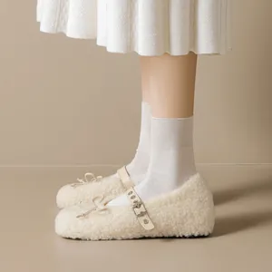 Ballerine Mary Jane in peluche crema con fiocco e cinturino regolabile da donna