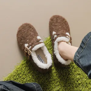Mules chaudes pour femmes en marron avec doublure en peau de mouton et boucles dorées