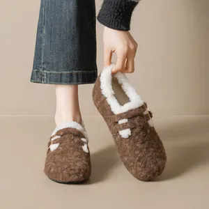 Mules style Birkenstock en feutre marron avec doublure chaude en peau de mouton blanche
