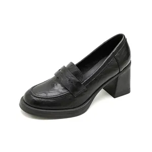 Klassische schwarze Leder-Loafer mit Blockabsatz für Damen im minimalistischen Design