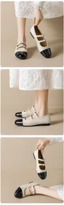 Gros plan de ballerines Mary Jane avec bout en cuir verni noir et relief floral rose 3D