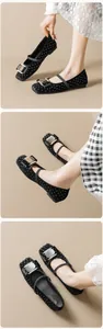 Gros plan détaillé des ballerines Mary Jane noires avec strass scintillants et boucle métal