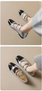 Détail de ballerines Mary Jane argentées avec bout noir et motif camélia gaufré