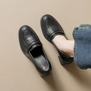Klassische schwarze Leder-Penny-Loafer mit Blockabsatz und U-förmigem Nahtdesign