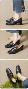 Macro detail van zwarte leren loafers met vintage gouden camelia gesp en stevige blokhakken