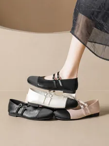 Gros plan sur les ballerines Mary Jane bicolores avec double bride et boucles métal