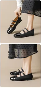 Détail de ballerines noires avec bout en cuir verni gaufré camélia et doubles brides chic