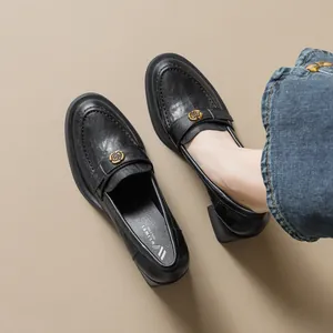 Mocassins en cuir verni noir de style britannique avec boucle fleur de camélia dorée