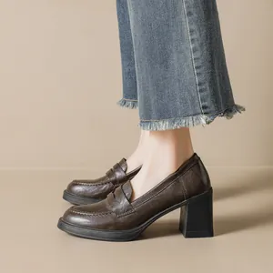Klassische dunkelbraune Loafer für Damen mit Blockabsatz im minimalistischen Retro-Stil