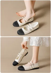 Gros plan de ballerines Mary Jane bicolores avec double bride et bout contrasté