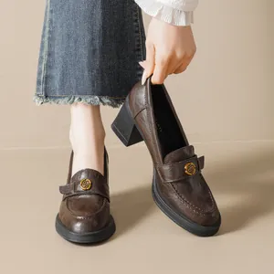 Mocassins vintage en cuir marron foncé avec boucle rose dorée et talons hauts épais