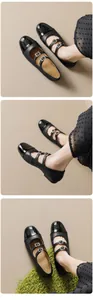 Détails de l'embossage camélia sur cuir verni noir et boucle ornée de cristaux brillants