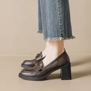 Mocassins en cuir marron foncé à talon épais style britannique avec boucle métallique