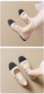 Détail de ballerines Mary Jane beiges avec bout noir et doubles brides à boucles