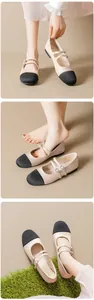 Détail de ballerines Mary Jane bicolores beiges et noires avec doubles brides réglables