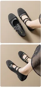 Détail de ballerines Mary Jane noires avec doubles brides et bout rapporté bicolore